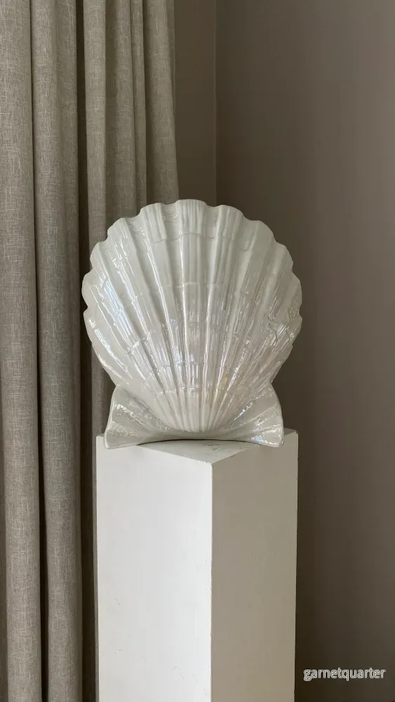 Stor & ovanlig bordslampa i form av en snäcka