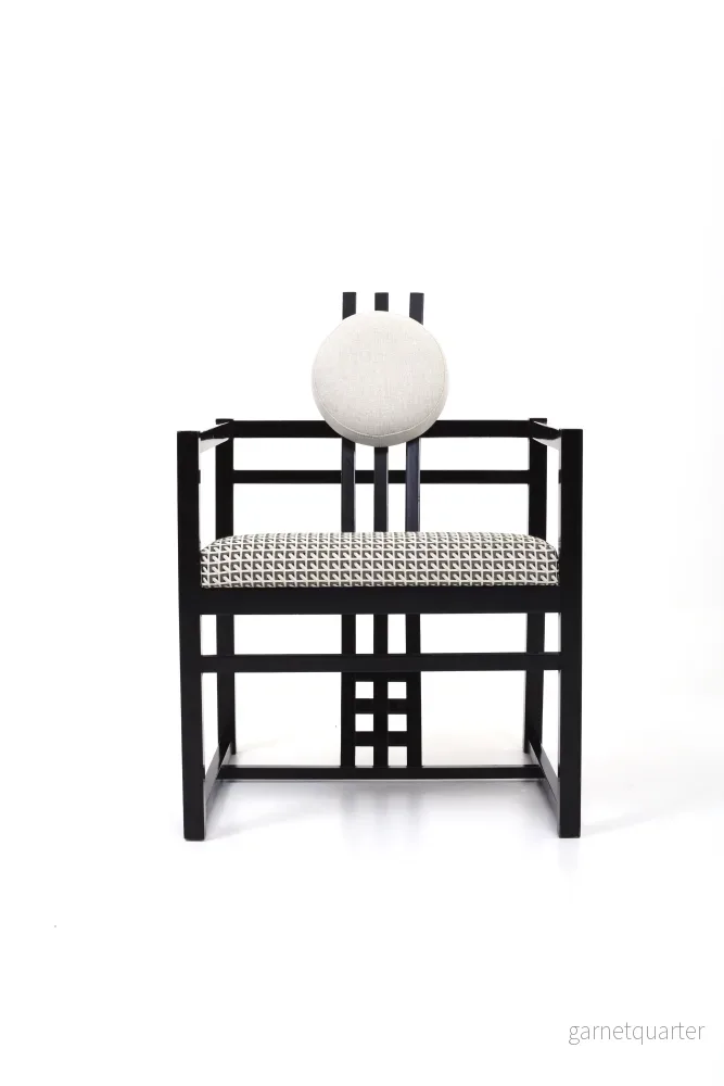 Fåtölj i stil med Gerrit Rietveld och Charles Rennie Mackintosh