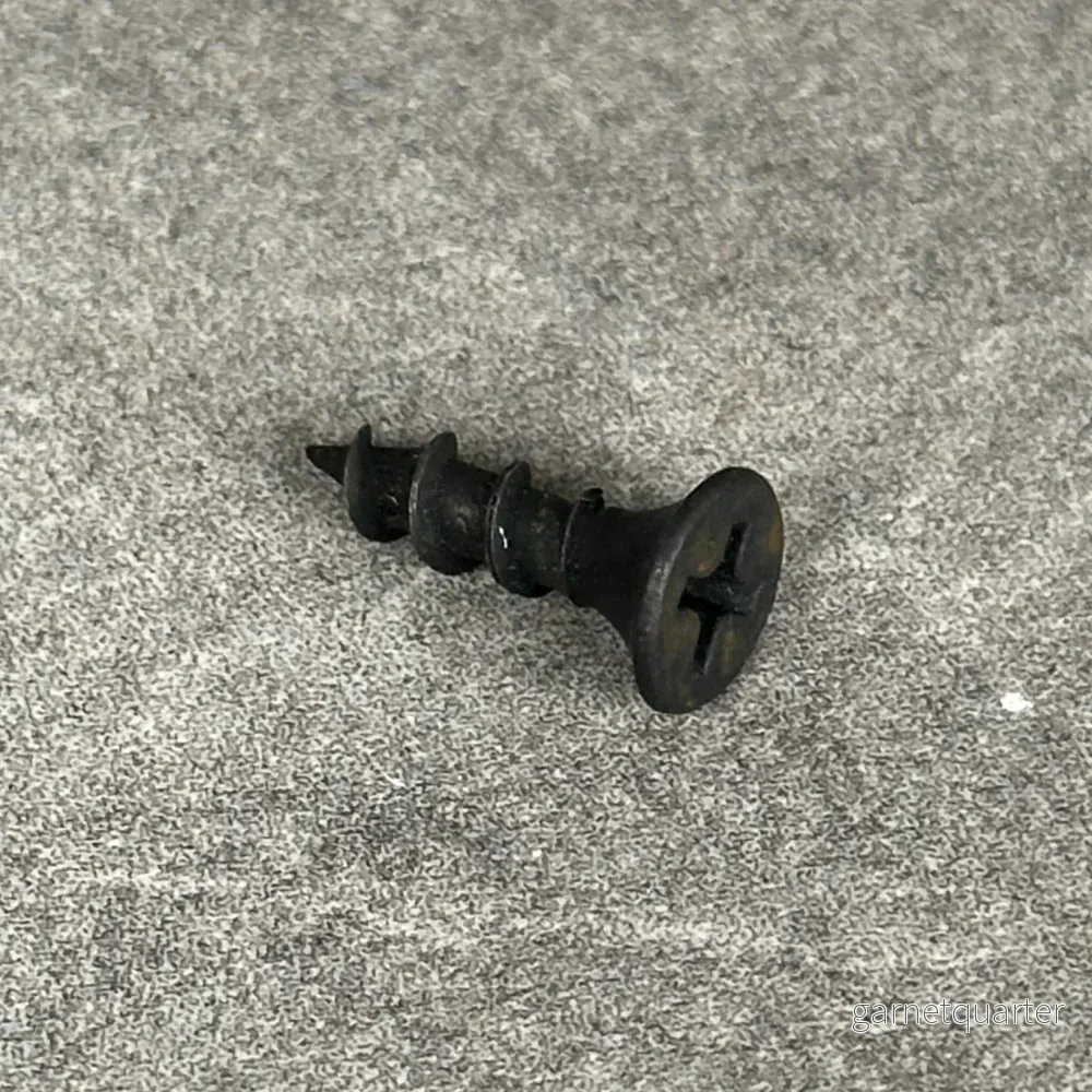 Svart skruv 15 mm