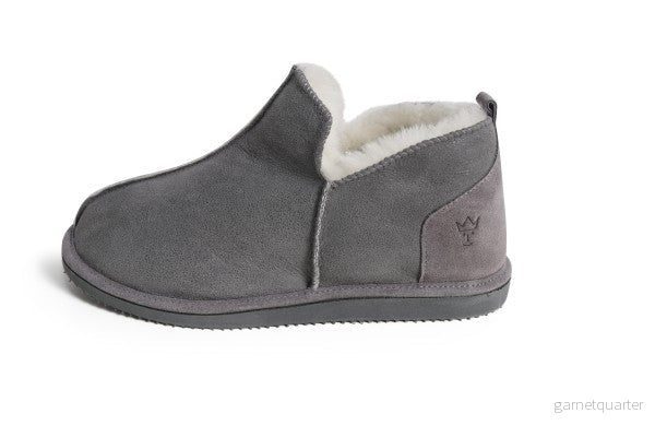 NYHET – Vackra & varma tofflor i äkta lammskinn – Unisex. Ren lyx! NYHET – Vackra & varma tofflor i äkta lammskinn – Unisex. Ren lyx!