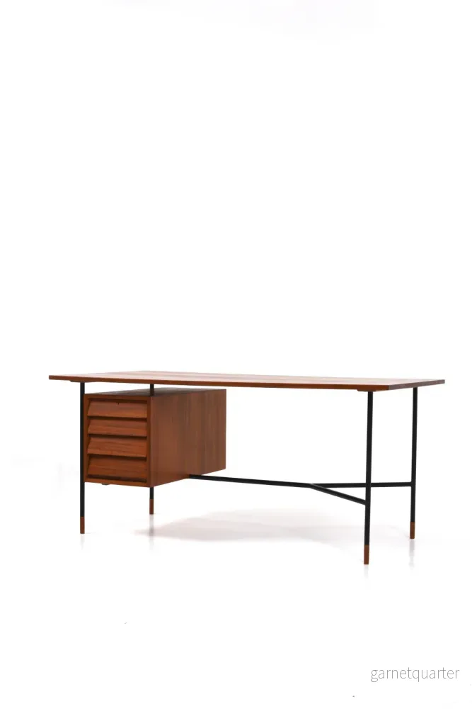 Ovanlig skrivbord ”H-55” av Åke Hassbjer i teak och stål underrede, 1950tal