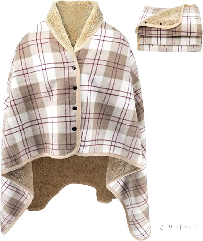 Varm mysig poncho inomhus – One size. Mjuk & läcker fleece med knappar. Brunrutig Varm mysig poncho inomhus – One size. Mjuk & läcker fleece med knappar. Brunrutig