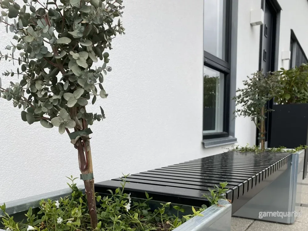 Trädgårdsbänk i stål EDGY – stor Trädgårdsbänk i stål EDGY – stor