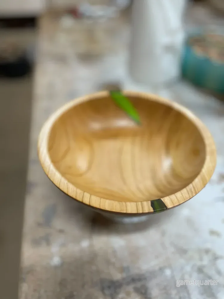 Häftig skål i körsbär med limegrön epoxy