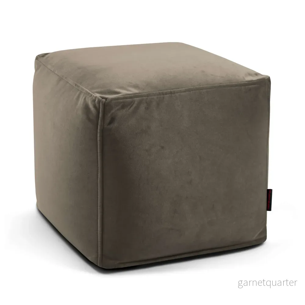 Fyrkantig sittpuff i sammet – Sittpuff Up! Barcelona Taupe Fyrkantig sittpuff i sammet – Sittpuff Up! Barcelona Taupe