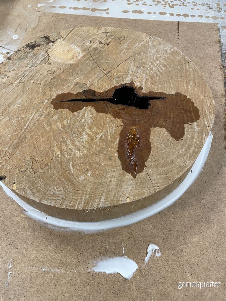 Häftig lite djupare fat i björk med blå epoxy - Bild 3
