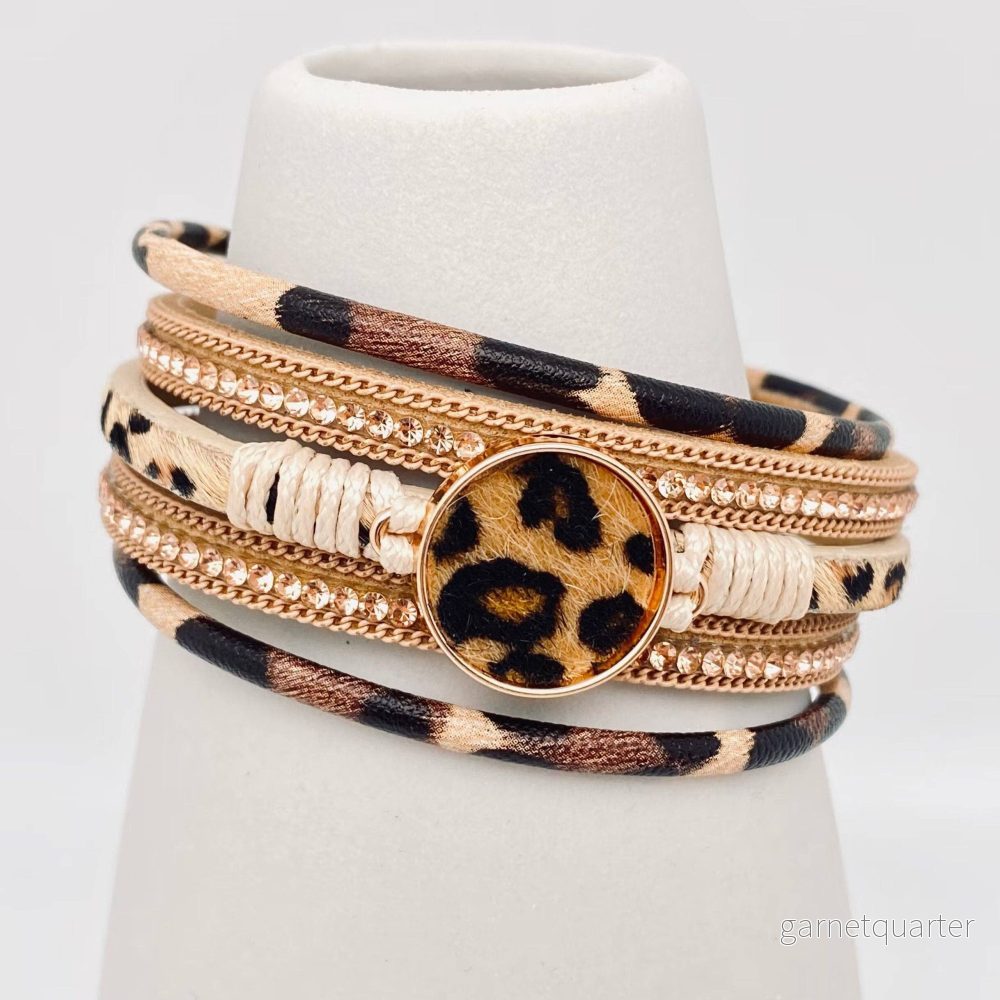 Leopardmönstrat Armband i Lager-På-Lager-Design Med Guldfärgade Detaljer