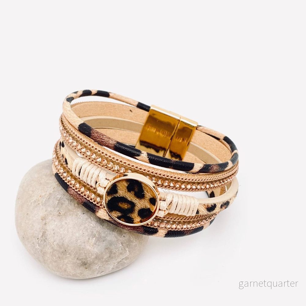 Leopardmönstrat Armband i Lager-På-Lager-Design Med Guldfärgade Detaljer - Bild 3