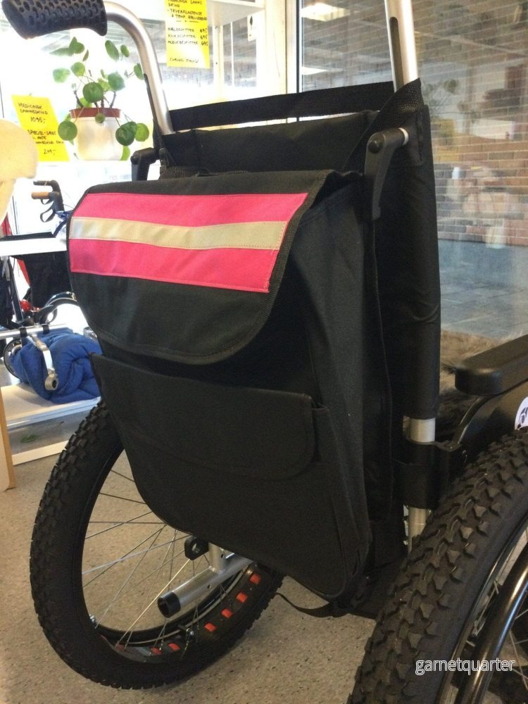 Stor & rymlig rullstolsväska med reflexer. Justerbara remmar. 3 färger Stor & rymlig rullstolsväska med reflexer. Justerbara remmar. 3 färger