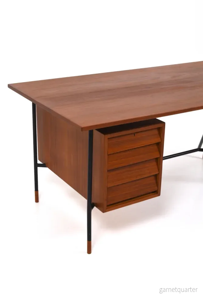 Ovanlig skrivbord "H-55" av Åke Hassbjer i teak och stål underrede, 1950tal - Bild 3