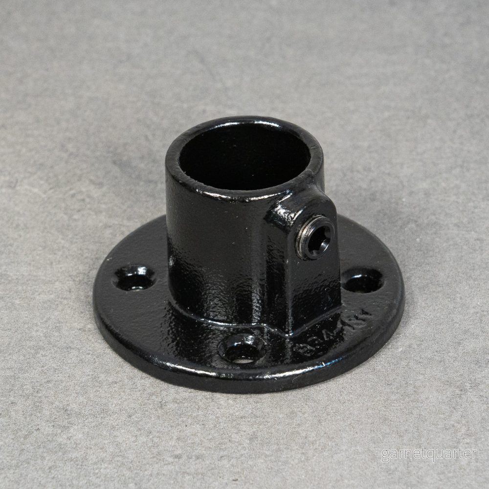 Väggfäste / fot, flytande, 4-hål – 32 mm – Svartlackerad Väggfäste / fot, flytande, 4-hål – 32 mm – Svartlackerad