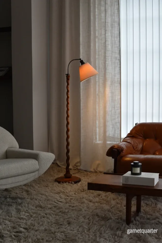 Golvlampa i trä, tidig 1900-tal Golvlampa i trä, tidig 1900-tal