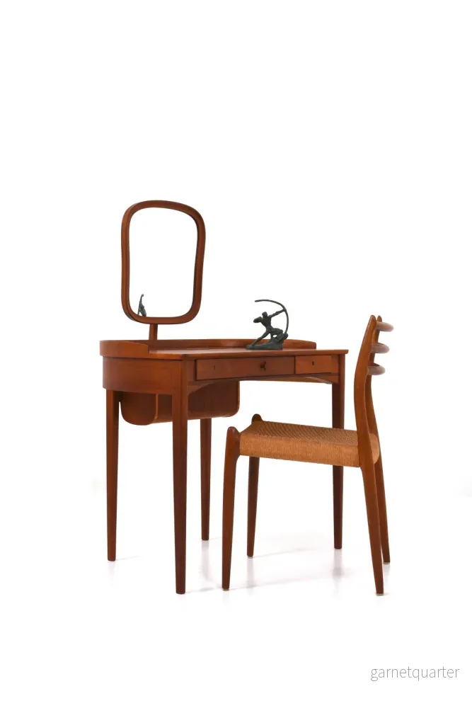 Sminkbord ”Birgitta” av Carl Malmsten för Bodafors, 1950tal Sminkbord ”Birgitta” av Carl Malmsten för Bodafors, 1950tal