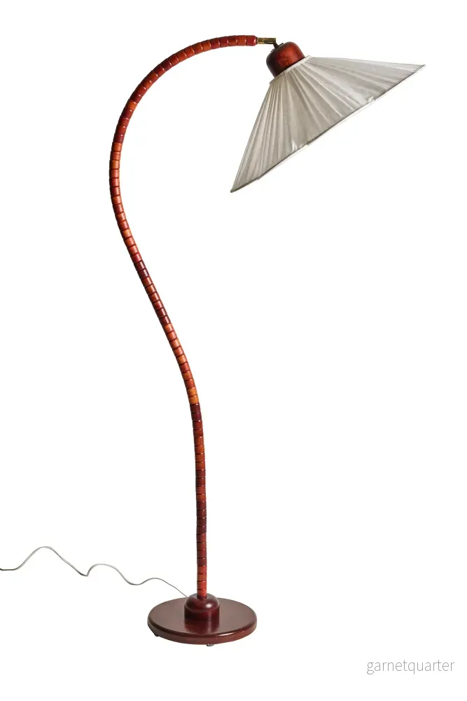 Golvlampa Markslöjd Svanhals – Mahognybetsad bok, sent 1900-tal Golvlampa Markslöjd Svanhals – Mahognybetsad bok, sent 1900-tal