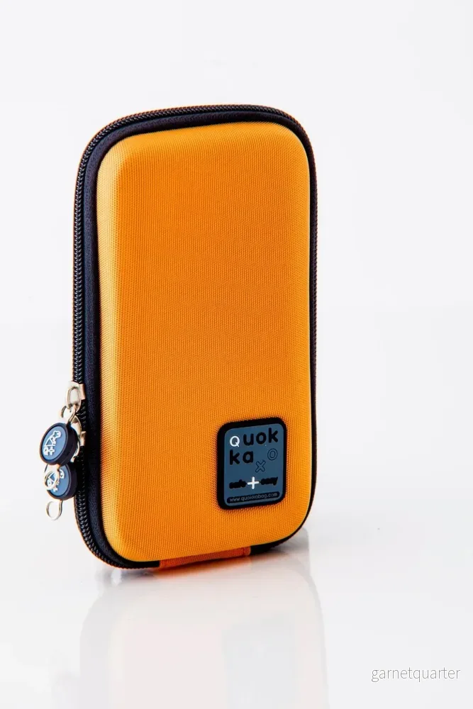 QUOKKA – ”TELEFONOMSLAG”. Skydda din mobil mot regn, vind och värme. 2 färger MINI-Orange (mindre mobiler) QUOKKA – ”TELEFONOMSLAG”. Skydda din mobil mot regn, vind och värme. 2 färger MINI-Orange (mindre mobiler)