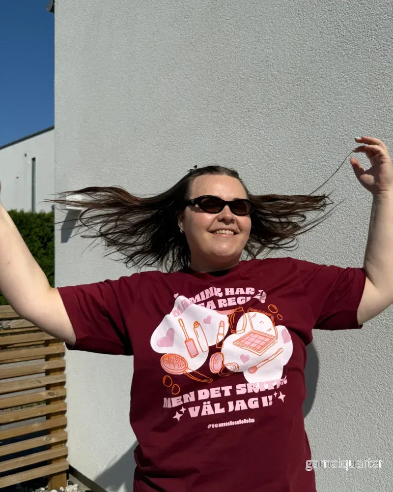DET SKITER VÄL JAG I burgundy T-shirt DET SKITER VÄL JAG I burgundy T-shirt