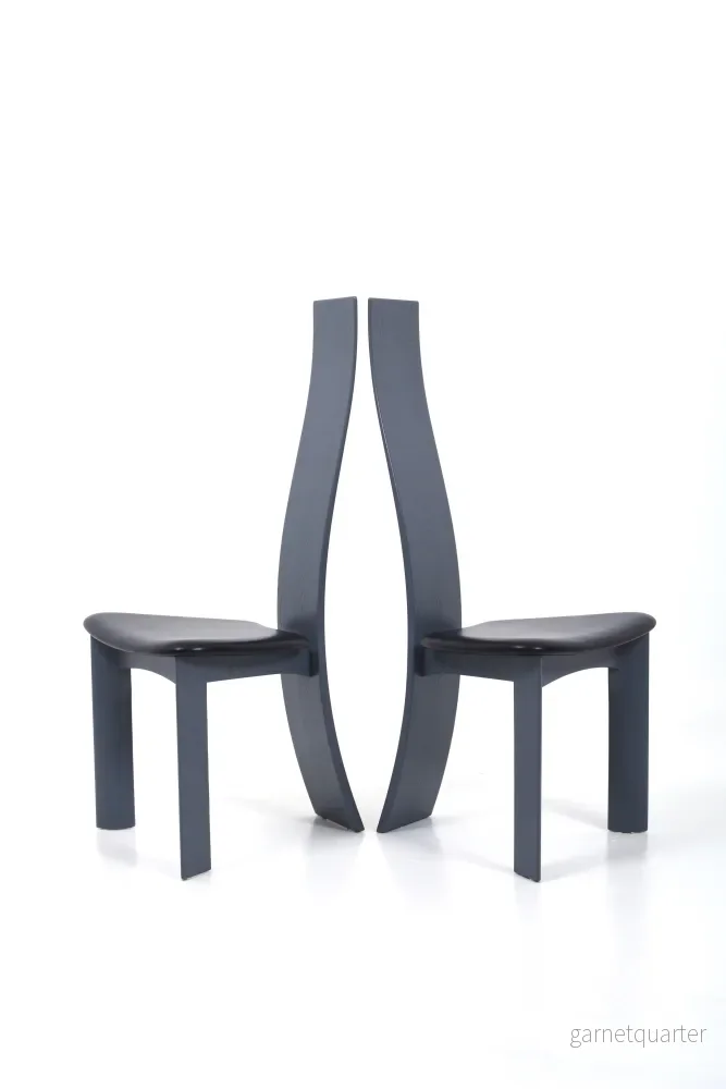 Matstolar ”Iris” av Bob & Dries Van Den Berghe för Tranekær Furniture, Danmark Matstolar ”Iris” av Bob & Dries Van Den Berghe för Tranekær Furniture, Danmark