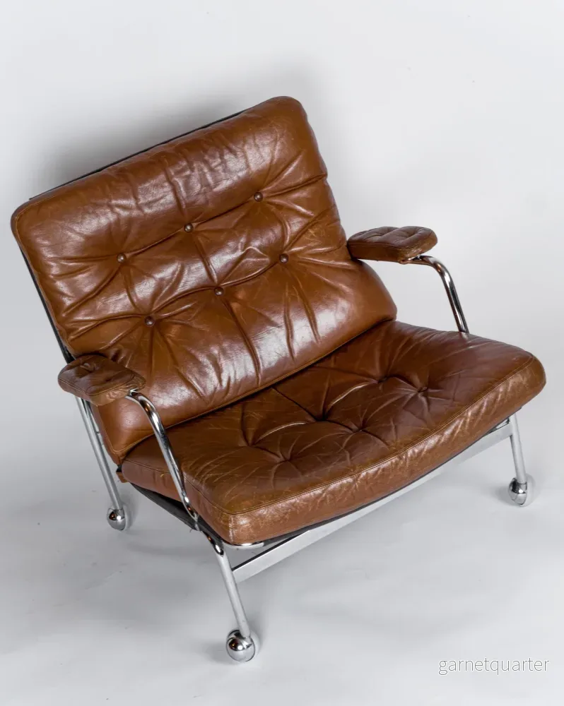 Bruno Mathsson, fåtölj Karin för Dux i brunt skinn. Bruno Mathsson, fåtölj Karin för Dux i brunt skinn.