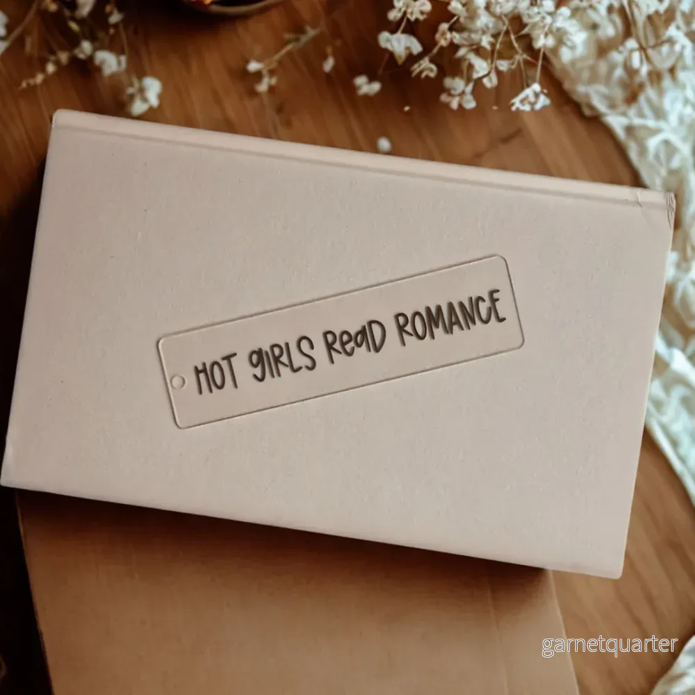 Bokmärke - Hot girls read romance